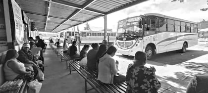 Gasto. La gente que vive en la zona rural cercana a la ciudad suele transportarse en estas unidades, pero sale muy caro venir todos los días a trabajar y a estudiar.