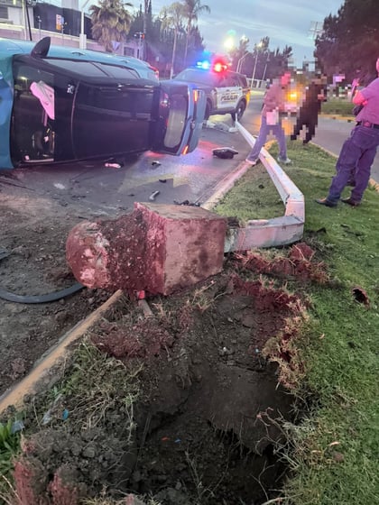 Caso. Un jovencito de 17 años andaba de amanecida cuando chocó contra una luminaria y volcó en el bulevar Guadiana.