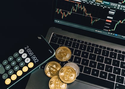 En economía, todo está conectado: ¿cómo es que las tasas de la Fed y Banxico mueven a las cripto?