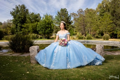 Ana Valeria Macías Ibarra lució radiante durante la celebración de sus quince años. (Foto: Melissa Silva)