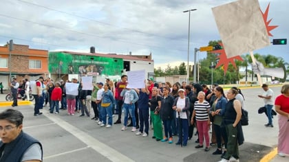 Vecinos del San Ángel bloquean salida a Mazatlán para exigir solución ante inundaciones