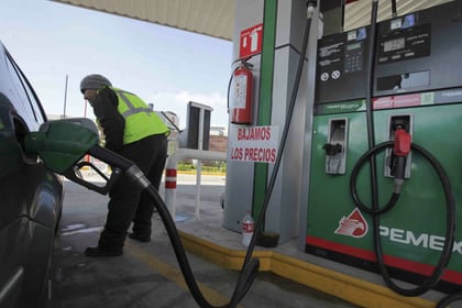 Renuevan acuerdo con los gasolineros para establecer tope en precios