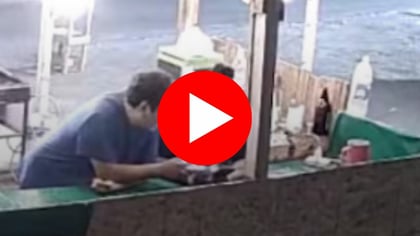 ¿Son fantasmas? Captan actividad paranormal en una taquería en México | VIDEO