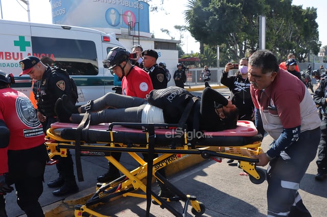 Un choque entre dos convoyes del metro de la Ciudad de México, en la zona norte de la capital, dejó un muerto y una decena de heridos, además de que provocó la suspensión del servicio y el desalojo en la estación La Raza.