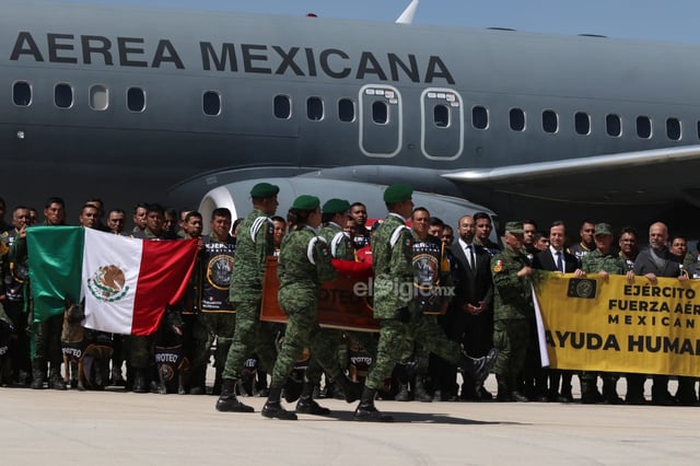 EUM20230216NAC01.JPG 
CIUDAD DE MÉXICO. Tribute/Homenaje-Perro rescatista-. 16 de febrero de 2023. Aspectos de la llegada de los restos del perro rescatista 'Proteo' del Ejército Nacional, binomio canino que murió en Turquía durante el cumplimiento de su deber. Foto: Agencia EL UNIVERSAL/Carlos Mejía/EELG