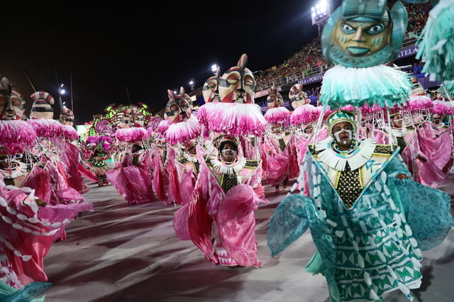 Escuelas de samba desfilan en el imponente sambódromo del carnaval de Río de Janeiro