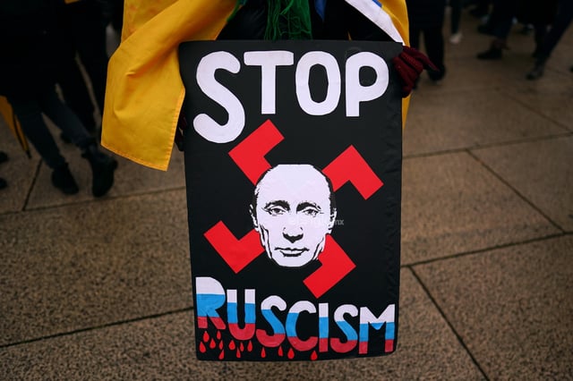 Cientos de personas, envueltas en banderas ucranianas, se manifestaron este sábado en la capital de Estados Unidos para pedir más ayuda a Ucrania y clamar contra el presidente ruso, Vladímir Putin.
