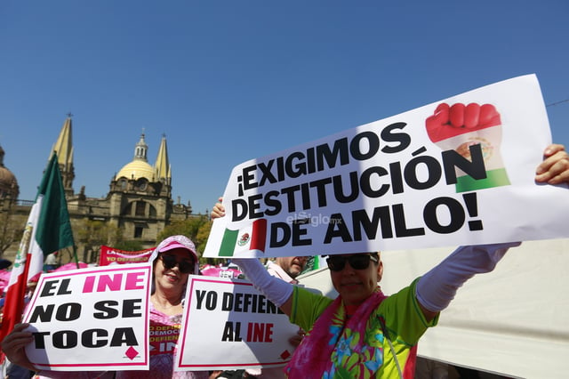 Miles de personas que se manifiestan en la explanada de la Plaza Liberación, en defensa del Instituto Nacional Electoral (INE) y contra la reforma electoral que impulsa el presidente del país, Andrés Manuel López Obrador, hoy en Guadalajara.