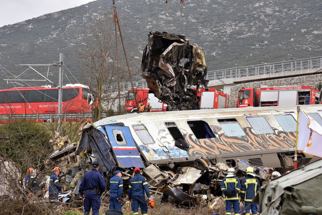 La mayor tragedia ferroviaria en la historia de Grecia -y la peor en Europa en la última década- ha dejado este miércoles al menos 38 muertos y ha abierto numerosos interrogantes sobre los errores que llevaron al choque frontal de dos trenes.