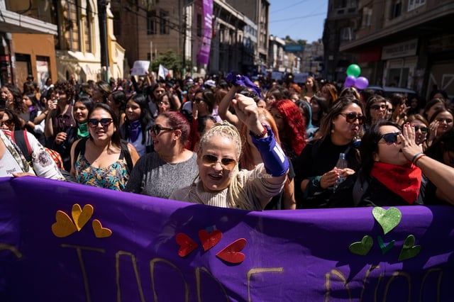 Miles de personas se manifestaron este miércoles en todo el mundo con motivo del Día Internacional de la Mujer para denunciar la violencia machista, reclamar igualdad real y defender los derechos de las mujeres en países que los vulneran o naciones sometidas a conflictos armados.