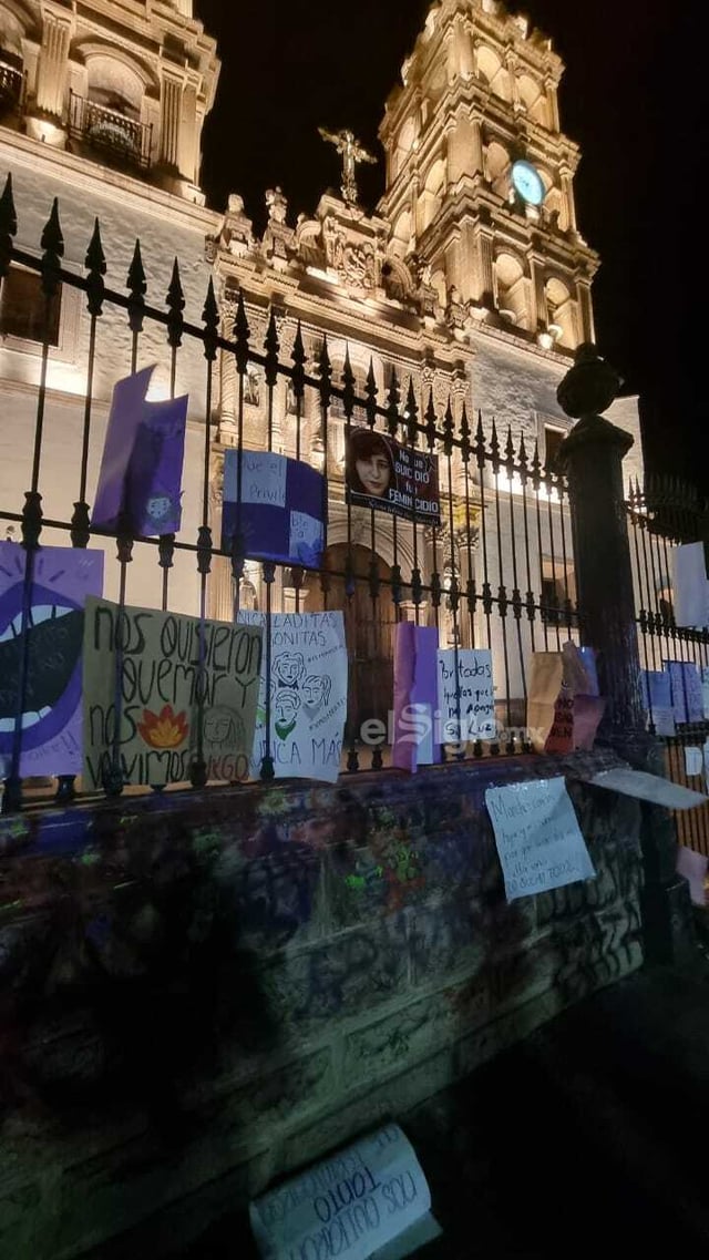 Tras la marcha feminista del Día Internacional de la Mujer por avenida 20 de Noviembre, tanto la Catedral de Durango como la biblioteca de la UJED recibieron “pintas” y pancartas de mensajes en contra del acoso y abuso que viven día a día.