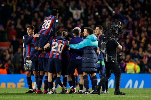 Barcelona venció 2-1 al Real Madrid y se puso a 12 puntos de distancia en la Liga de España.