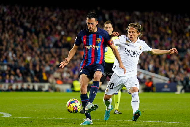 Barcelona venció 2-1 al Real Madrid y se puso a 12 puntos de distancia en la Liga de España.
