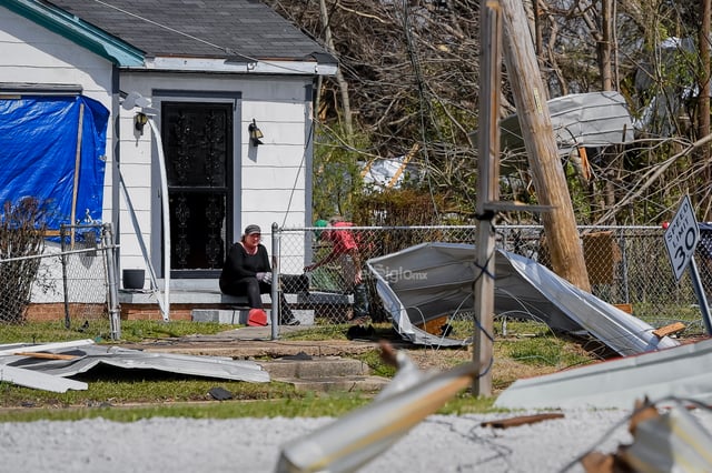 Al menos 23 personas murieron y decenas más resultaron heridas después de que un tornado arrasó las zonas rurales del oeste de Misisipi el viernes por la noche, según informó este sábado la agencia de Gestión de Emergencias de ese estado.