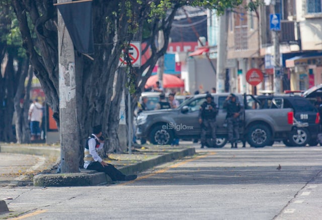 Momentos de pánico y terror atravesó un guardia de seguridad de una joyería al norte de Guayaquil, Ecuador, luego de que fuera obligado a portar lo que parece ser un chaleco con explosivos.