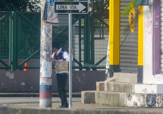 Momentos de pánico y terror atravesó un guardia de seguridad de una joyería al norte de Guayaquil, Ecuador, luego de que fuera obligado a portar lo que parece ser un chaleco con explosivos.