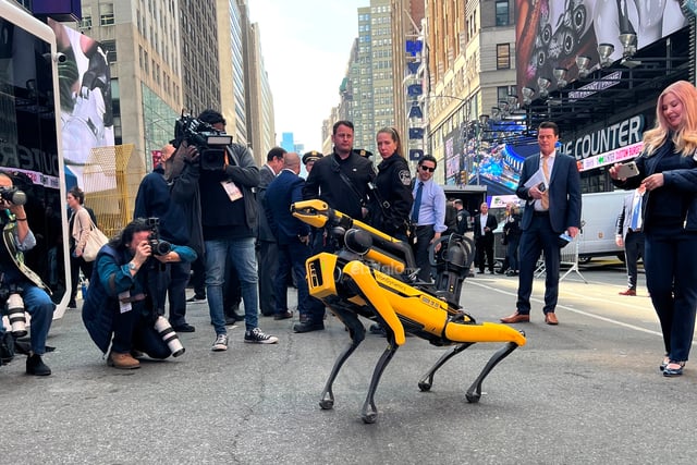 El alcalde de Nueva York, Eric Adams, y el Departamento de Policía de la ciudad (NYPD) presentaron este martes diversos robots que ayudarán a los agentes a mantener la Gran Manzana segura, entre ellos Digidog, un robot perro policía que fue retirado por el alcalde anterior debido a las críticas.