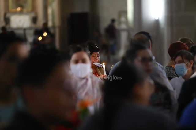 Duranguenses acuden a la Catedral para celebrar el día de San Jorge Bendito.