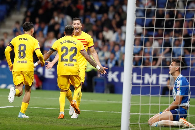 El Barcelona se proclamó este domingo campeón de LaLiga tras vencer al Espanyol en el RCDE Stadium en un derbi que se fisuró con el gol de Robert Lewandowski en el minuto 11 y que se resquebrajó con el 0-3 de la primera mitad (Alejandro Balde y otro del polaco) y con la diana de Jules Koundé tras el descanso.