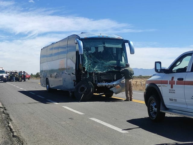 Este viernes se reportó al de emergencia un accidente en carretera a Parral, donde un autobús de pasajeros y un vehículo particular son los involucrados.
