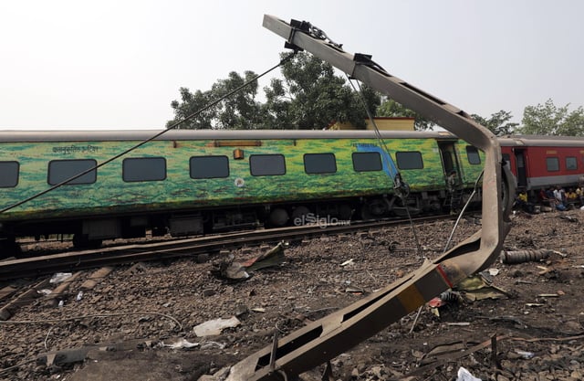 Las autoridades elevaron este sábado a 288 el número de muertos en el choque de tres trenes en el este de la India, el peor accidente ferroviario del siglo XXI en el gigante asiático y en el que también resultaron heridas casi 900 personas, de las que 56 se encuentran en estado grave.