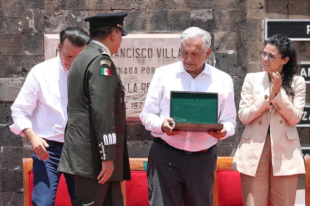 Acompañado por el gobernador Esteban Villegas, puso una ofrenda floral y montó una guardia de honor al pie de la estatua de José Doroteo Arango Arámbula.