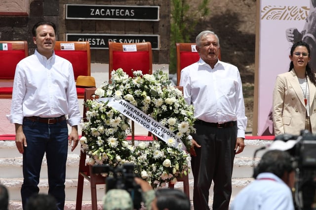 Acompañado por el gobernador Esteban Villegas, puso una ofrenda floral y montó una guardia de honor al pie de la estatua de José Doroteo Arango Arámbula.