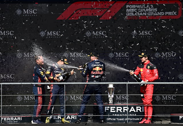 El neerlandés Max Verstappen fortaleció aún más su liderato en el Mundial de Fórmula Uno al encabezar un nuevo doblete de Red Bull junto a su compañero, el mexicano Sergio Pérez, en el Gran Premio de Bélgica, que se disputó este domingo en el circuito de Spa-Francorchamps; donde el doble campeón mundial español Fernando Alonso (Aston Martin) acabó quinto.