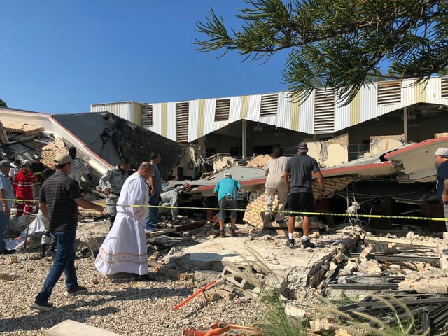 Elementos de los cuerpos de emergencia y vecinos del lugar, atendieron a personas lesionadas, quienes se encontraban en la parroquia de la Santa Cruz, en Ciudad Madero, cuyo techo se desplomó.