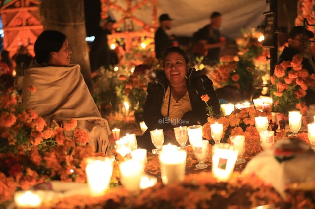 Como cada año, familiares y amigos comenzaron este 01 de noviembre la tradicional 'Noche de muertos' en Tzintzuntzan, Michoacán.