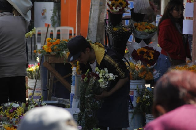 Hoy, un número considerable de duranguenses acudió a los panteones a visitar las tumbas de sus seres queridos; llevar flores, alimentos y otros presentes.