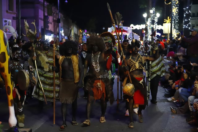 Cientos de duranguenses se reunieron en el Centro de la ciudad para apreciar el desfile navideño.