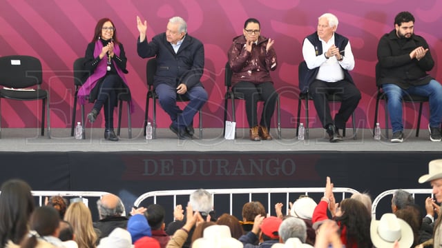 Este sábado, el presidente Andrés Manuel López Obrador visitó la capital duranguense, la primera desde el inicio de su mandato. Algunas personas aprovecharon  para manifestarse, tales como el sector salud y educativo.