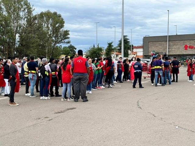 Al instante se activaron los protocolos de emergencia de la tienda para realizar la evacuación ordenada de clientes y personal.