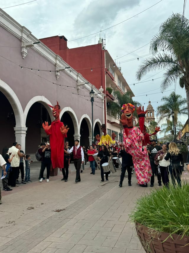 Las famosas Callejoneadas regresaron al Centro Histórico de Durango este domingo con la reapertura del Teatro del Calvario, el punto de encuentro de este tradicional evento, que se distingue por reunir el baile y la música folclórica mexicana.