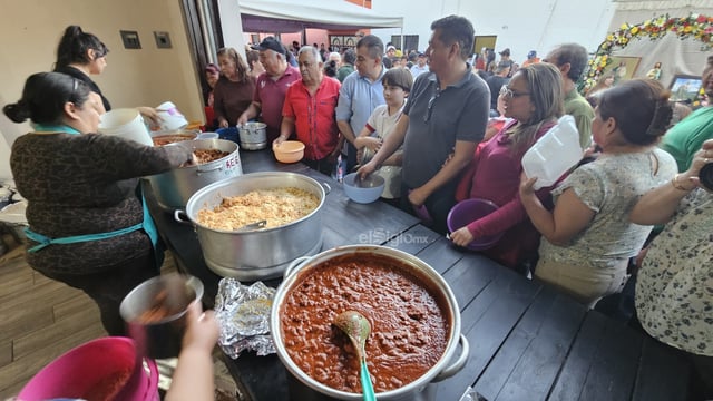 Y San Judas lo volvió a hacer. En la calle Ramírez ocurrió el milagro de la multiplicación de la comida. Esperaban a 700 personas para el Rosario y la Reliquia, pero llegó mucha, mucha más gente de lo planeado.