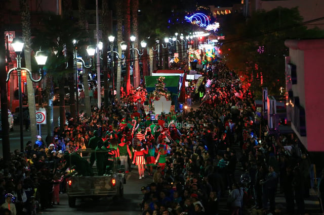 Cientos de duranguenses se reunieron en el Centro de la ciudad para apreciar el desfile navideño.