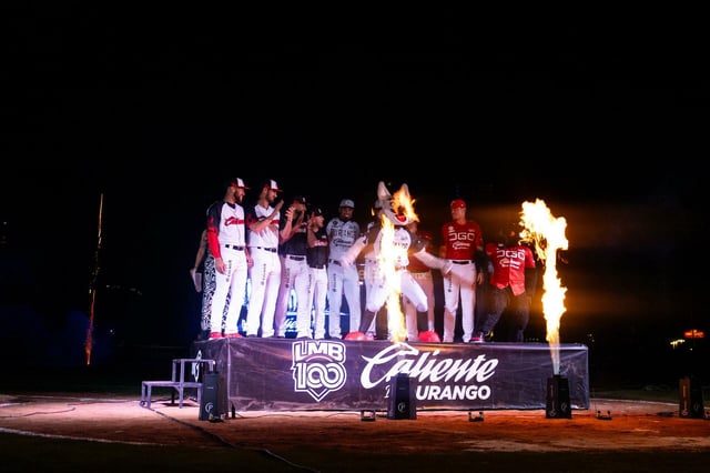 La presentación se llevó a cabo en medio de la expectativa de la noble afición duranguense que se quedó en las tribunas del Estadio Francisco Villa . La presentación se llevó a cabo en medio de la expectativa de la noble afición duranguense que se quedó en las tribunas del Estadio Francisco Villa .