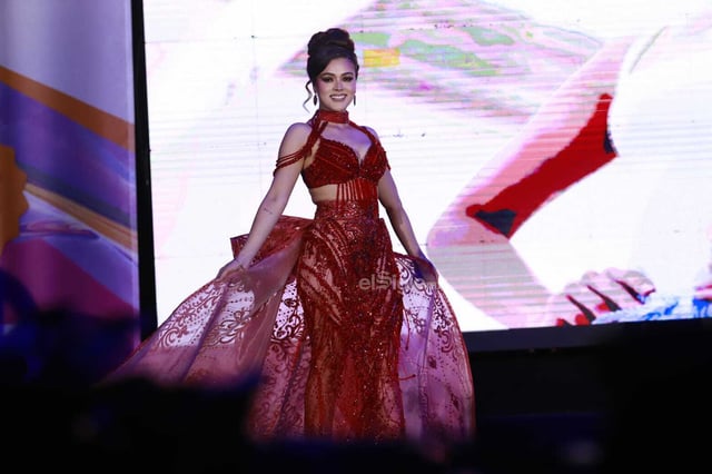 La acompañarán Alexandra Reyes y Korayma Díaz, ambas de Poanas, como princesa real y princesa, en los eventos conmemorativos del 462 aniversario de la fundación de la ciudad de Durango. La acompañarán Alexandra Reyes y Korayma Díaz, ambas de Poanas, como princesa real y princesa, en los eventos conmemorativos del 462 aniversario de la fundación de la ciudad de Durango.