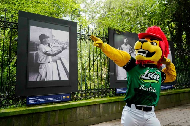 Mascotas de la LMB visitaron fotogalería con motivo del Centenario del circuito veraniego