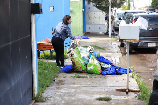 Realizan labores de limpieza en el fraccionamiento San Ángel, luego de las inundaciones por las fuertes lluvias registradas la tarde-noche de este sábado 6 de septiembre.