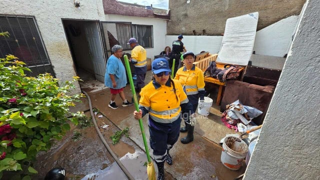 Realizan labores de limpieza en el fraccionamiento San Ángel, luego de las inundaciones por las fuertes lluvias registradas la tarde-noche de este sábado 6 de septiembre.