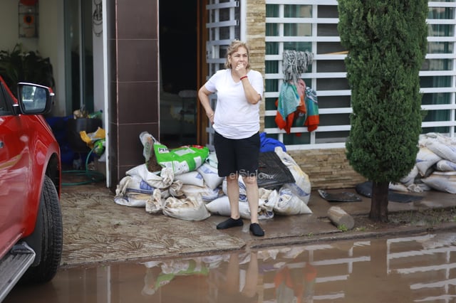 Realizan labores de limpieza en el fraccionamiento San Ángel, luego de las inundaciones por las fuertes lluvias registradas la tarde-noche de este sábado 6 de septiembre.
