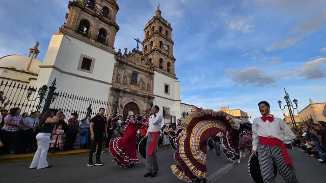 Durango se vistió de fiesta con el tradicional desfile de la XXI edición del Festival del Mariachi, su Charrería y Danza, que recorrió la avenida 20 de Noviembre y llenó de música, color y alegría el corazón de la ciudad.