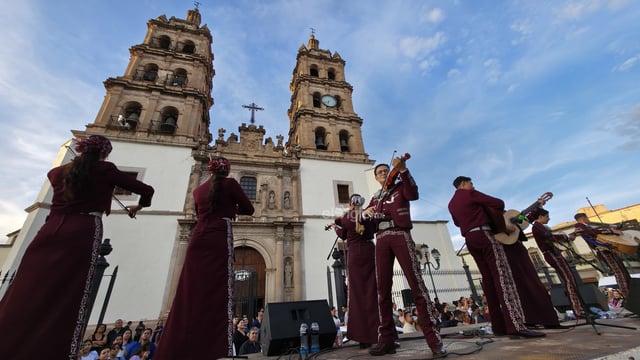 Durango se vistió de fiesta con el tradicional desfile de la XXI edición del Festival del Mariachi, su Charrería y Danza, que recorrió la avenida 20 de Noviembre y llenó de música, color y alegría el corazón de la ciudad.