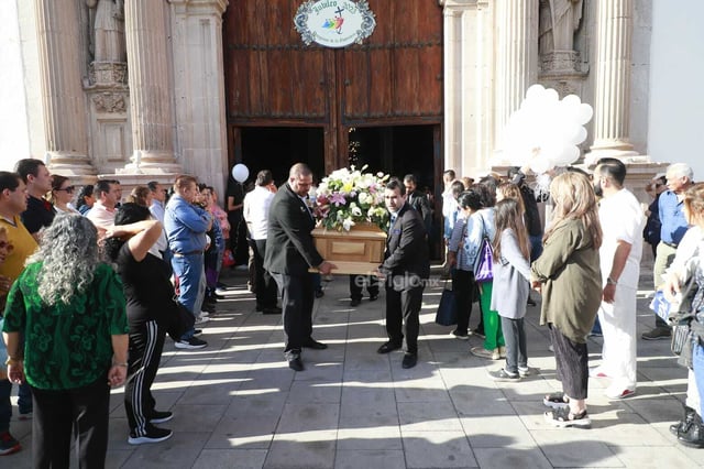 El recinto duranguense se vio repleto por decenas de personas que acompañaron a los familiares.