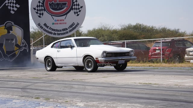 El debut del club automotriz femenino reunió camionetas clásicas y modernas, música en vivo y un ambiente familiar.