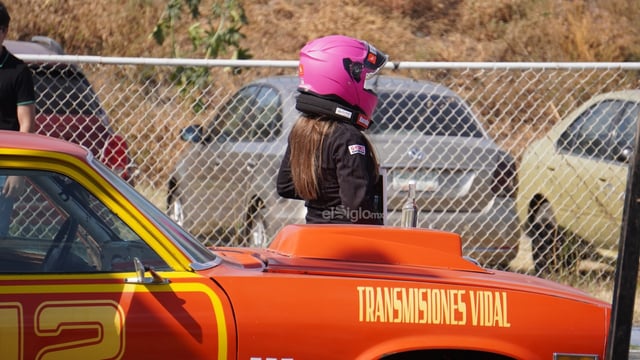 El debut del club automotriz femenino reunió camionetas clásicas y modernas, música en vivo y un ambiente familiar.