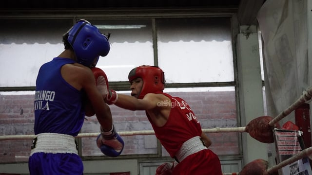 Así se vivió el arranque del evento conmemorativo del 35 aniversario del Gimnasio de Box El Refugio, un espacio que desde su fundación en 1990 por el exboxeador Julio Aguilar Zamarripa se convirtió en la llamada Catedral del Box en Durango.