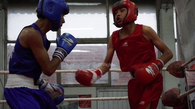 Así se vivió el arranque del evento conmemorativo del 35 aniversario del Gimnasio de Box El Refugio, un espacio que desde su fundación en 1990 por el exboxeador Julio Aguilar Zamarripa se convirtió en la llamada Catedral del Box en Durango.